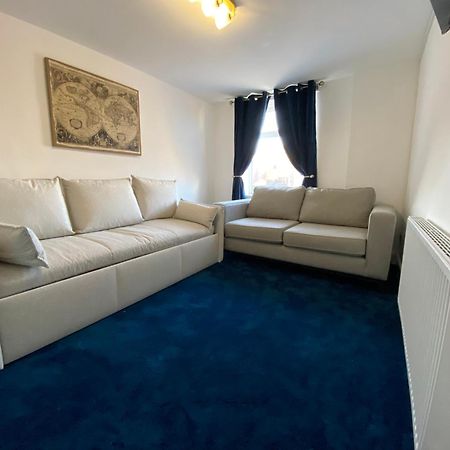 Aquarius Apartment - Sea View - Sleeps Seven Blackpool Esterno foto